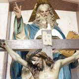 Non ci resta ora che entrare in chiesa. Ci incamminiamo nel predetto corridoio e, superata una statua lignea che ritrae la Trinit�...